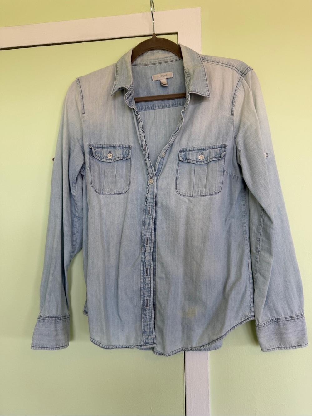 J Crew Women’s Light Wash Denim Button-Up Shirt sz 6